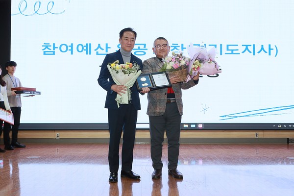 정장선 평택시장(왼쪽)과 김철배 부위원장(오른쪽)이 기념촬영을 하고 있다
