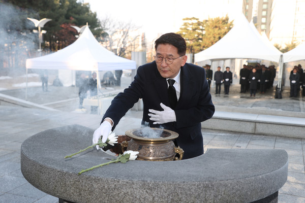 김기정 수원특례시의회 의장이 1일 수원현충탑을 찾아 헌화를 하고 있다 [사진=수원시의회]