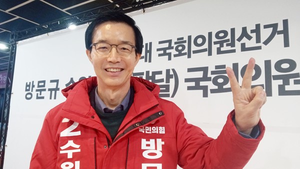 14일 수원 영동시장 청년몰에서 국회의원 출마를 공식선언한 방문규 국힘 수원병 예비후보가 포즈를 취하고 있다. /사진=김덕 기자