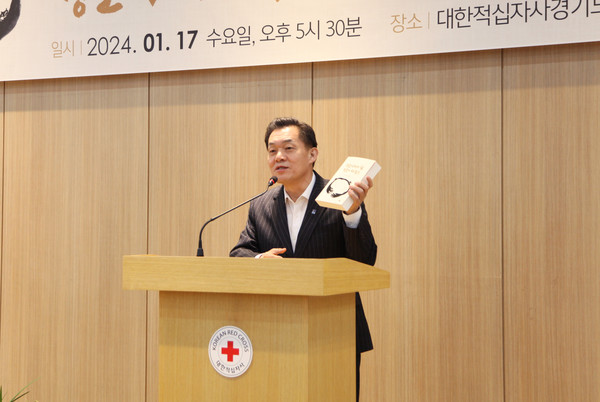 이재준 수원특례시장이 17일 김훈동 작가의 신간 출판기념연에 참석해 축사를 하고 있다 [사진=홍승혁 기자]