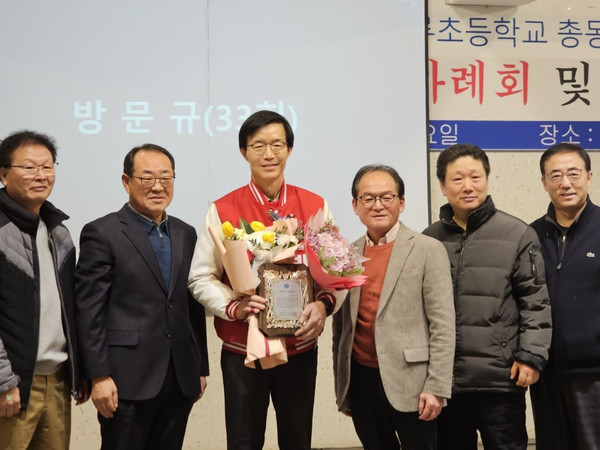방문규 국민의힘 수원병 예비후보가 지난 20일 자랑스런 세류인상을 수상한 뒤 기념촬영을 하고 있다.