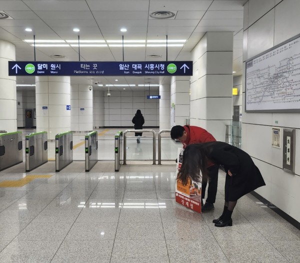 시민들에게 인사하는 장재철후보