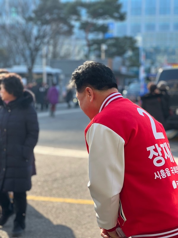 장재철 국민의힘 예비후보 시민들에게 인사하고 있다.
