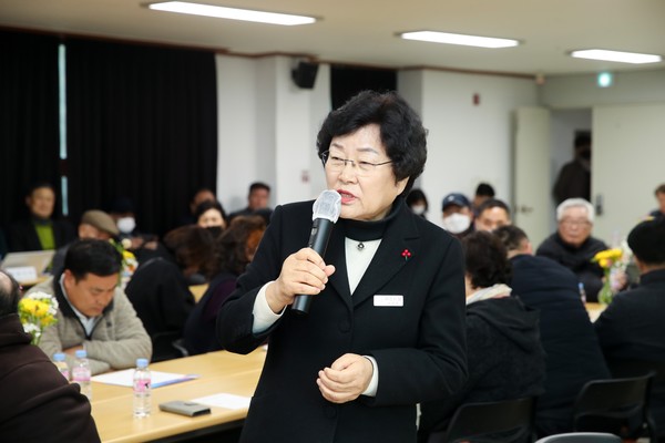 김경희 이천시장이 읍면동 주민과의 대화 행사에서 시민들과 소통하고 있다. [사진=이천시]