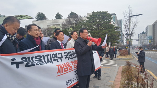 '수원미래희망' 엄익수 수석부회장이 공동성명서를 낭독하고 있다. /사진=김덕 기자