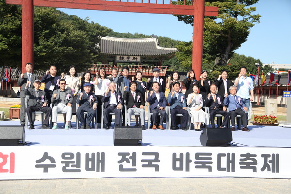 2023년 9월 행궁광장에서 개최한 수원배 전국바둑대축제에서 내·외빈 및 관계자들이 기념사진을 찍고 있다.  좌측 두번째부터 서정돈 전 수원시바둑협회 회장, 조웅호 수원시바둑협회 명예회장, 박광국 수원시체육회장, 오주영 수원시바둑협회 회장, 이재준 수원특례시장, 김영진 수원 병 국회의원.