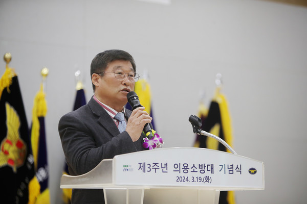 오문섭 화성시의회 부의장이 19일 화성소방서 ‘제3회 의용소방대의 날’ 행사에 참석해 축사를 하고 있다 [사진=화성시의회]