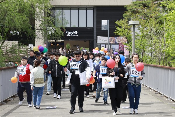 광교호수공원 둘레길에서  걷기대회를 하고 있다.