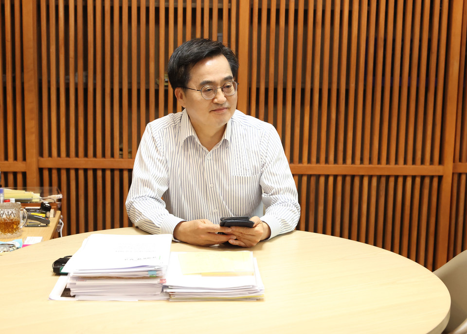 24일 오전 김동연 경기도지사가 집무실에서 The 경기패스 전용카드를 신청하고있다. [사진=경기도]
