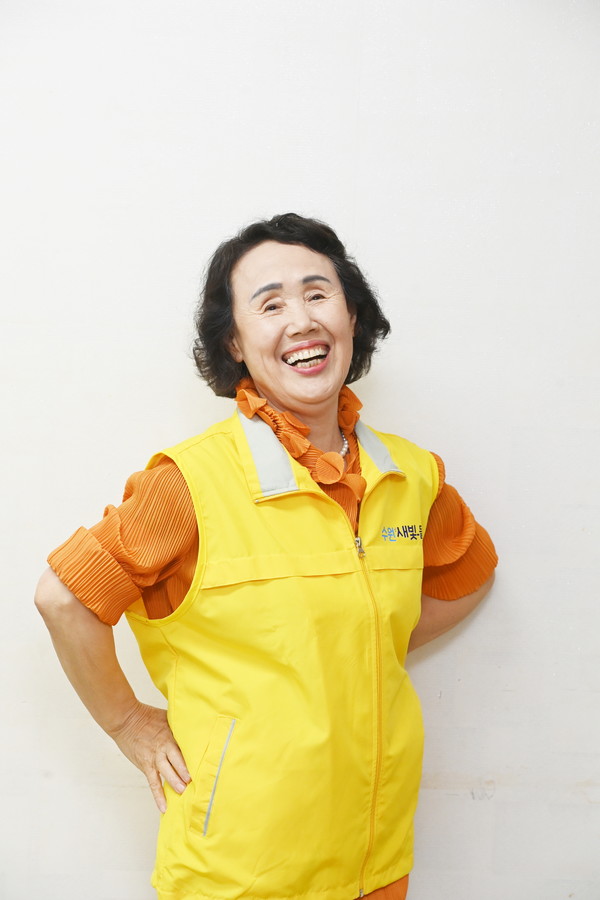 새빛돌보미로 활동하는 김용자씨 [사진=수원시]