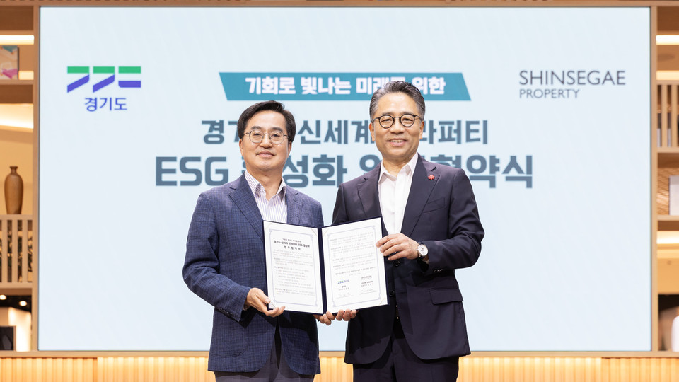 김동연 경기도지사(왼쪽)와 임영록 신세계프라퍼티 사장(오른쪽)은 21일 스타필드 수원에서 ‘신세계프라퍼티-경기도 ESG 활성화 업무협약식’ 을 개최했다. [사진=신세계 프라퍼티]