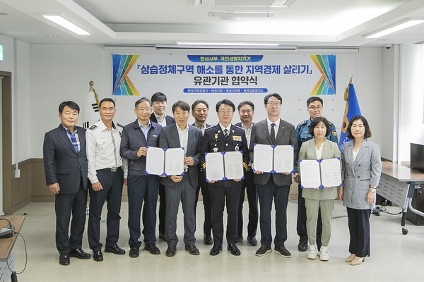(앞줄 왼쪽 세번째부터)이택원 화성상공회의소 부회장, 이홍근 경기도의원, 김원식 화성서부경찰서장, 정명근 화성시장, 김경희 화성시의회 의장 등 관계자들이 기념촬영을 하고 있다. [사진=화성시의회]
