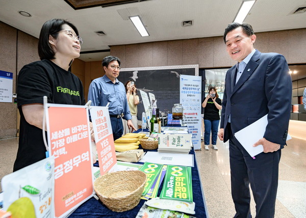 공정무역 캠페인이 열린 시청 본관 로비를 찾은 이재준 수원시장 [사진=수원시]