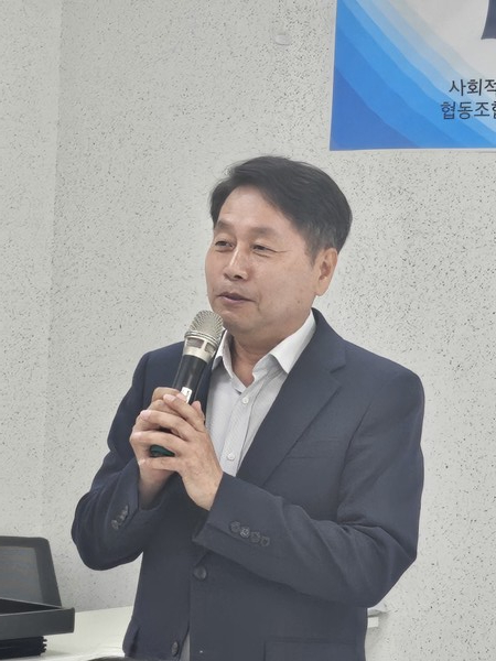 처인장학회 황선인 이사장이 용인교육지원청 회의실에서 인사말을 하고 있다. (사진=이지안 기자)