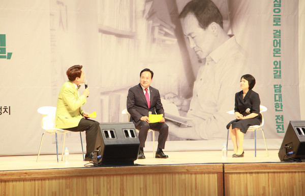 이권재 오산시장이 진행자 및 아내와 함께 북콘서트를 진행하고 있다. [사진=허원무 기자]