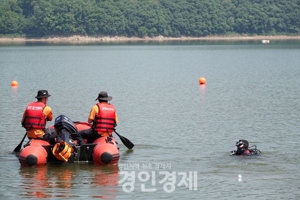 용인소방서 대원들이 수난 사고를 대비한 특별 구조훈련을 하고 있는 모습 (사진=용인소방서)