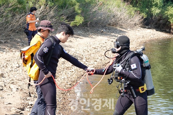 용인소방서 대원들이 수난 사고를 대비한 특별 구조훈련을 하고 있다. (사진=용인소방서)