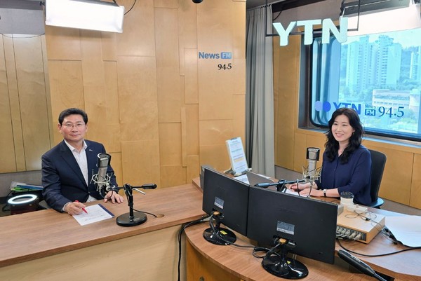 이상일 용인시장이 YTN 라디오 출연해 시정에 대한 사회자의 질문에 답변하고 있다. (사진=용인시)