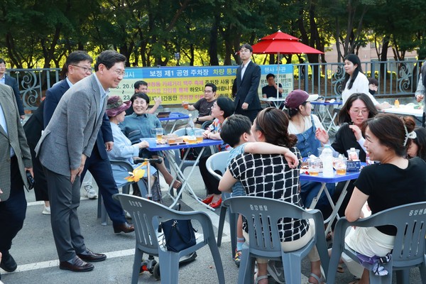 이상일 용인시장이 지난 21일 저녁 ‘2024 BOCA Summer 맥주 페스티벌’ 행사장을 찾아 시민들에게 인사를 하고 있는 모습 (사진=용인시)