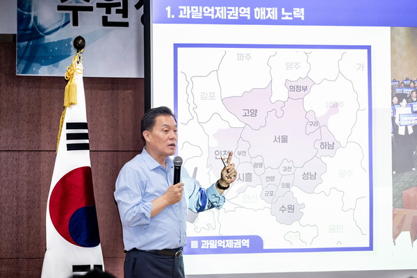 이재준 수원시장이 ‘수원상공회의소 수원CEO포럼’ 제5기 수료식에서 특강을 하고 있다. [사진=수원시]