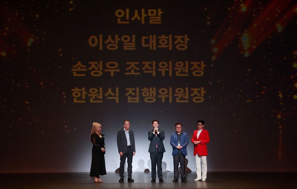 이상일 용인시장(가운데)가 '제42회 대한민국연극제 용인' 개막식에서 인사말을 하고 있다. (사진=용인시)