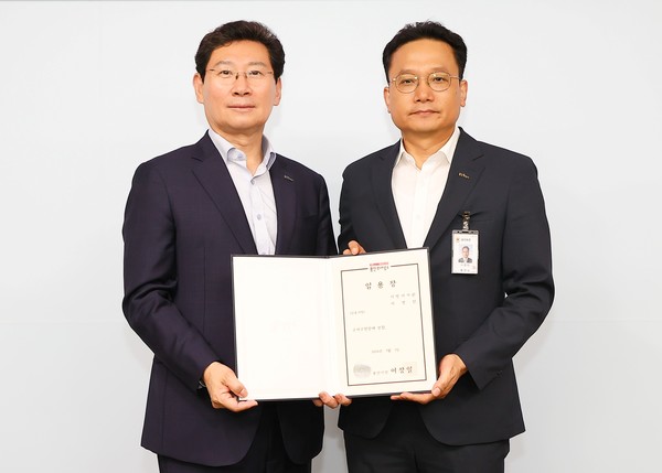 이상일 용인시장이 1일 이영민 제22대 수지구청장에게 임용장을 수여했다.