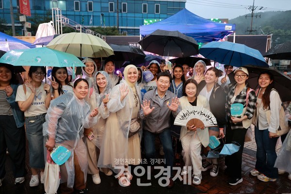 이상일 용인시장이 지난달 29일 용인중앙시장 별빛마당 야시장 개장식에서 시민, 외국 SNS인플루언서, 관광객과 기념 촬영을 하고 있다. (사진=용인시)