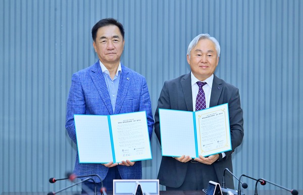 정장선 평택시장과 이종민 평택교육지원청 교육장 [사진=평택시]