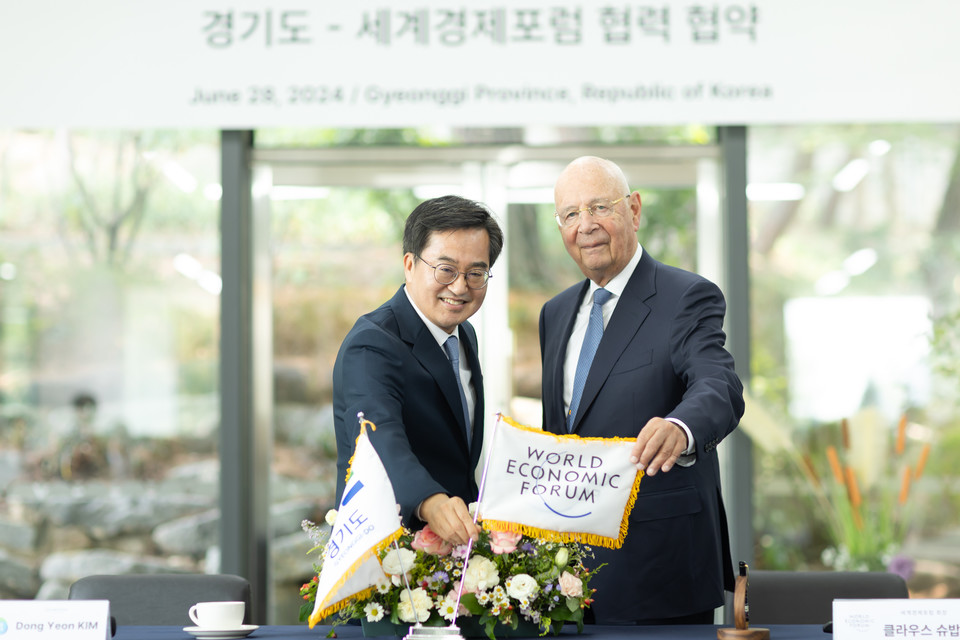 지난 28일 경기도 4차산업혁명센터 설립 협약식에서 김동연 경기도지사와 클라우스 슈밥(Klaus Schwab) 세계경제포럼 회장이 기념촬영을 하고 있다. [사진=경기도]