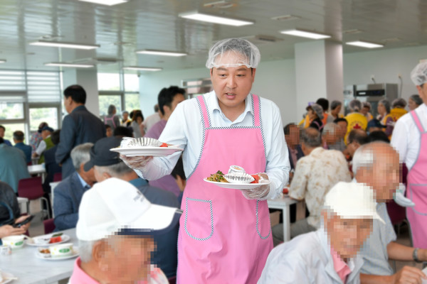 양평군의회 후반기 개원행사를 대신해 진행된 어르신 식사 봉사에 황선호 의장이 참여하고 있다.
