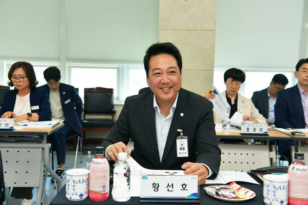 황선호 양평군의회 의장이 정책 토론회에 참여하고 있는 모습.