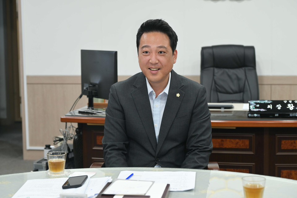 황선호 양평군의회 의장이 인터뷰에 앞서 포즈를 취했다.