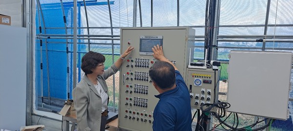 ※사진 설명: 1) 스마트 시설 점검 사진, 왼쪽부터 농업기술센터 김인숙 기술보급과장, 서탄면 보조사업자 김장원