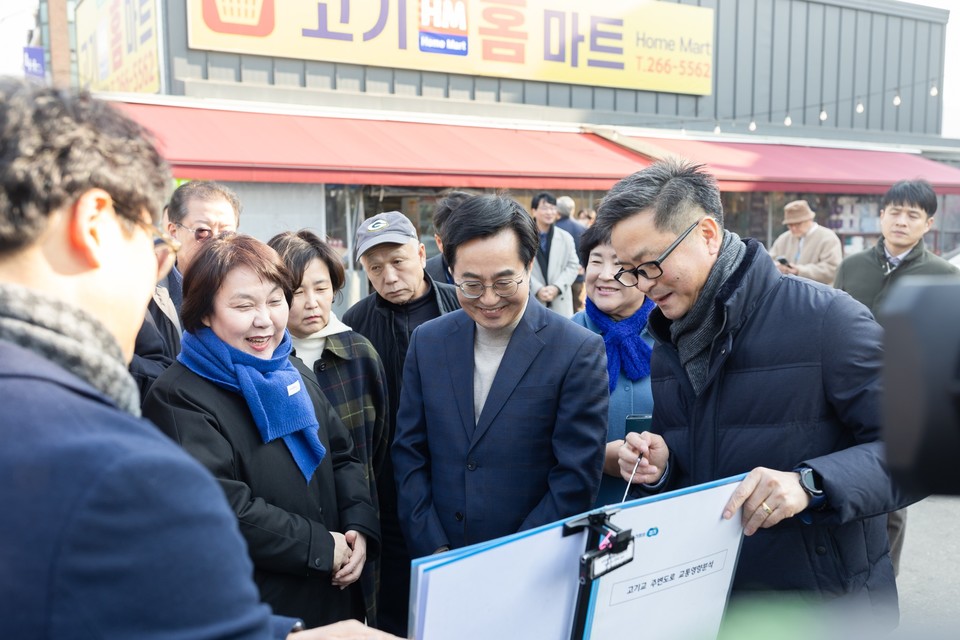 김동연 경기도지사(가운데)가 고기교 주변 현장에서 주민들과 함께하고 있다.  [사진=김동연 페이스북]