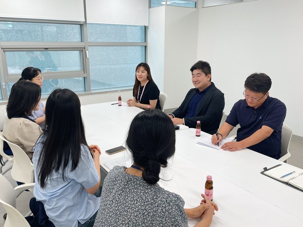 장한별 경기도의회 교육행정위원회 부위원장(오른쪽부터 두번째)이 경기도 내 지자체 지원 학교 사회복지사 관계자들과 정담회를 진행하고 있다. [사진=경기도의회]