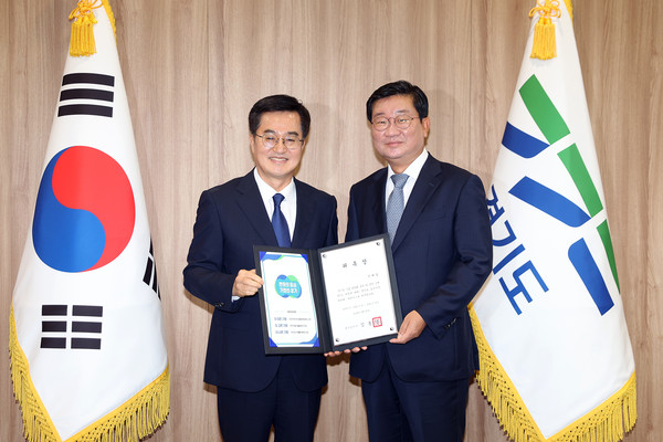 김동연 경기도지사가 26일 오후 지사 집무실에서 전해철 신임 도정자문위원장에게 위촉장을 전달하고 있다. [사진=경기도]
