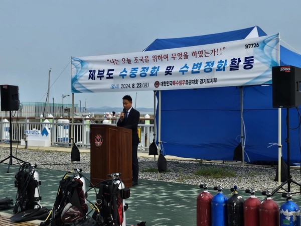 사진설명) 경기평택항만공사(사장 김석구)는 지난 23일 특수임무유공자회와 민관 합동으로 수중 수변 정화활동을 진행했다고 밝혔다. 경기평택항만공사 김금규 사업개발본부장이 수중정화 및 수변정화 활동의 노고에 대한 감사인사를 전했다.