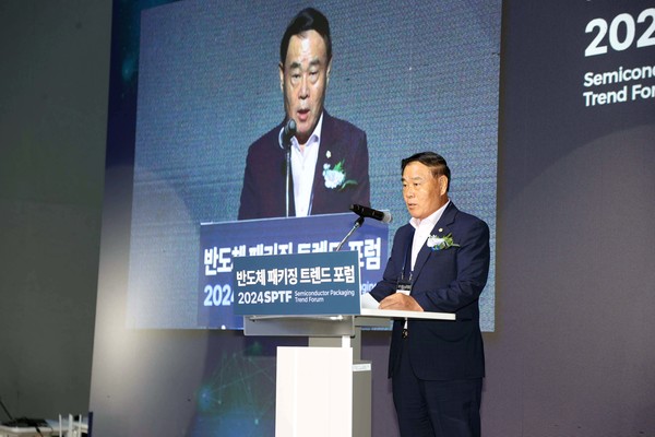 이재식 의장이 지난 28일 2024 차세대 반도체 패키징 산업전 개막식 축사를 하고 있다. [사진=수원시의회]