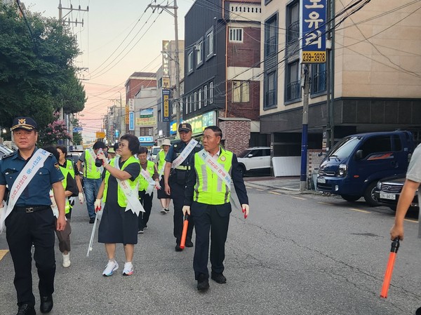 이재식 수원시의회 의장(가운데)은 지난 27일 권선1동 일원 안전지킴이 활동의 일환으로 민관경 합동 순찰을 진행했다. [사진=수원시의회]