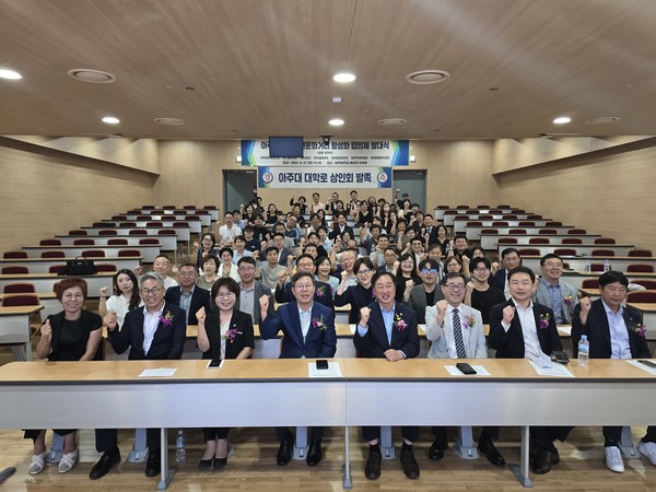 지난 8월 27일 열린 아주대학로 청년문화거리 활성화 협의제 발대식에서 참석자들이 함께 사진을 촬영하고 있다. [사진=더불어민주당 김준혁 의원실]
