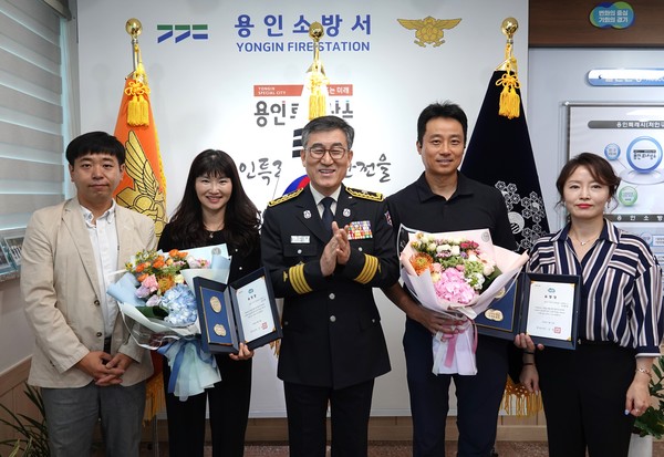 (왼쪽 세번째부터) 안기승 용인소방서장, 용인농협 이창진 팀장 [사진=용인소방서]