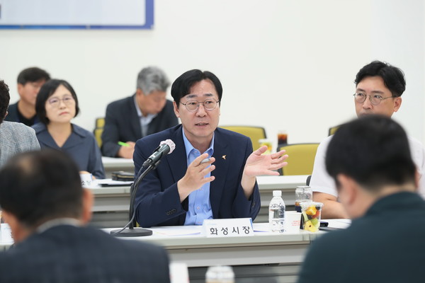 정명근 화성시장이 3일 동탄2신도시 공동주택 입주자 대표들과 함께 소통간담회를 진행하고 있다. [사진=화성시]
