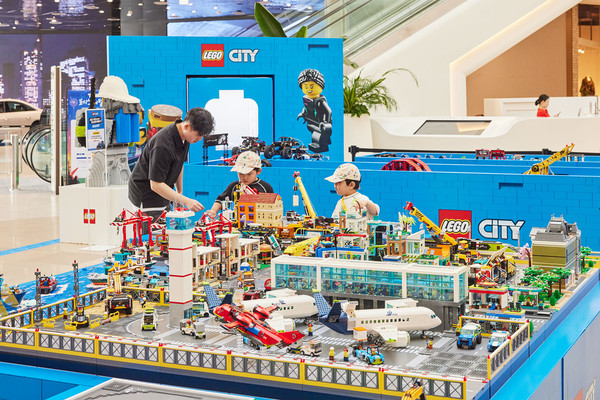 9일 스타필드 안성에서 진행 중인 ‘LEGO CITY : 레고 시티 세상에서 무선조종 체험하기' 팝업스토어에서 어린이 고객들이 ‘액션 디오라마존’을 체험하고 있다. [사진=신세계프라퍼티]