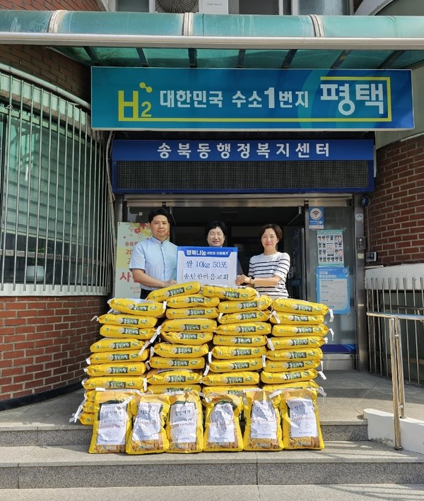 ※사진 설명: 왼쪽부터 백명현 담임목사, 윤경숙 송북동장, 이지혜 팀장