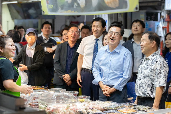 김동연 경기도지사와 부인 정우영여사가 12일 산본전통시장을 방문하여 장을 보고 있다. [사진=경기도]