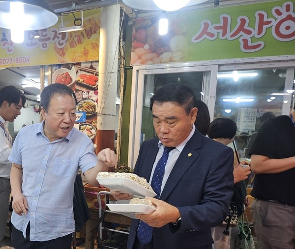 이재식 수원특례시의회 의장(오른쪽)이 12일 권선종합시장에서 진행된 2024년 추석 명절맞이 장보기 및 물가안정 캠페인에 동참하고 있다. [사진=수원시의회]