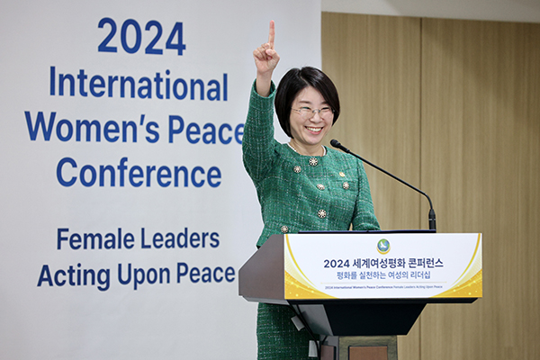 윤현숙 ㈔세계여성평화그룹(IWPG) 대표가 19일 경기도 가평군 소재 켄싱턴리조트에서 열린 ‘2024 세계여성평화 콘퍼런스’에서 검지를 들고 “We are one”이라고 외치고 있다. (제공: IWPG)