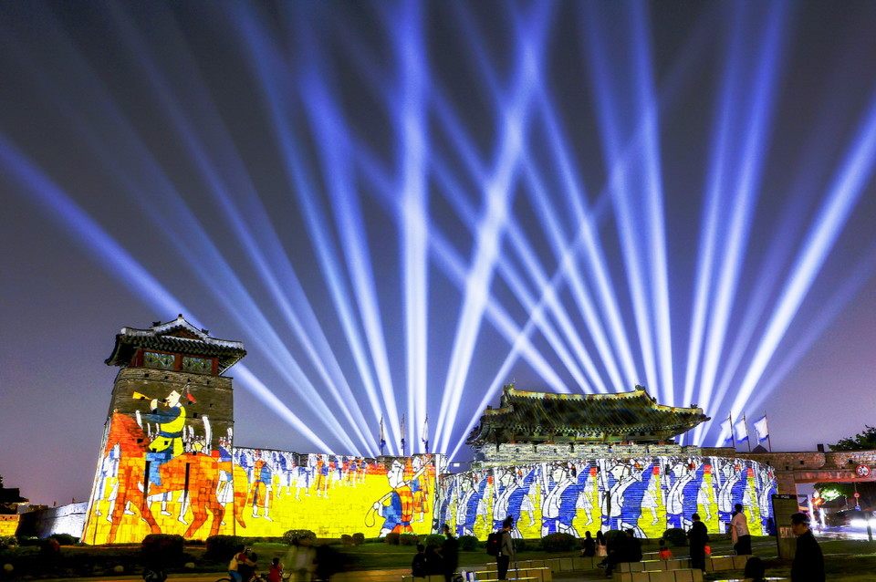 지난 4월 화서문 일원에서 2024 미디어아트 수원화성을 준비하기 위해 실시한 리허설 장면. [사진=수원시]