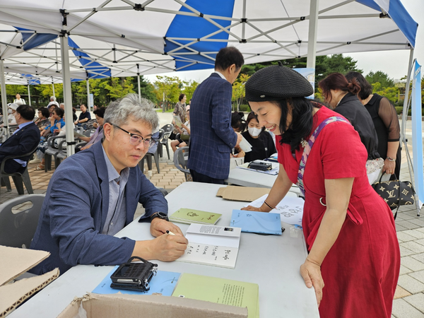 작가 팬싸인회 및 책 나눔행사 [사진=경기문학인협회]