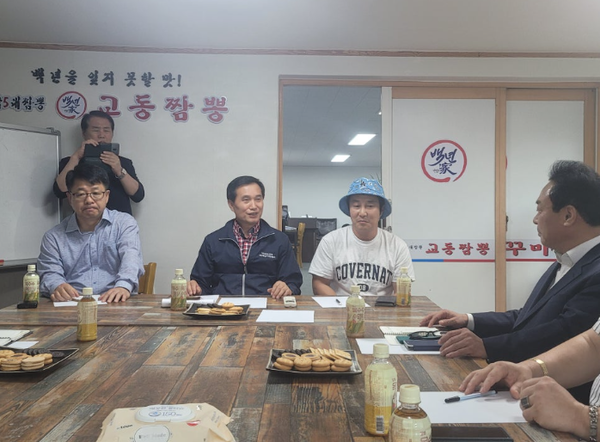 가운데 이기영 회장 오른쪽과 왼쪽 김병만 ,윤복근 교수